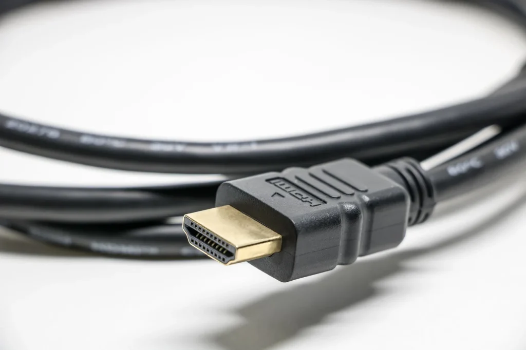 Câble HDMI eARC noir avec connecteurs dorés pour home cinema et soundbar