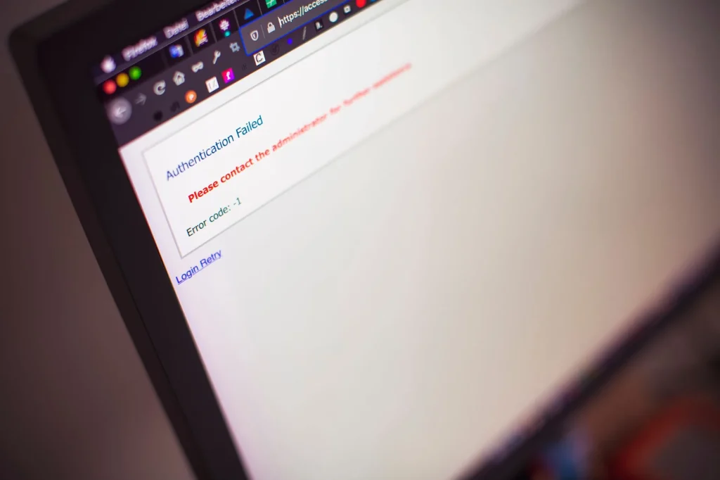 Écran d'ordinateur affichant un message d'erreur HTTP 500 sur fond sombre