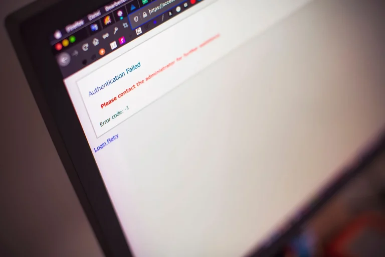 Écran d'ordinateur affichant un message d'erreur HTTP 500 sur fond sombre