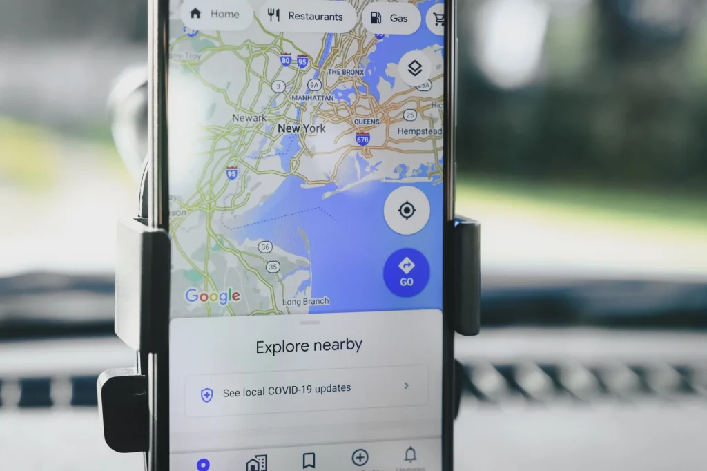 Smartphone affichant une carte GPS de navigation routière dans un support de voiture