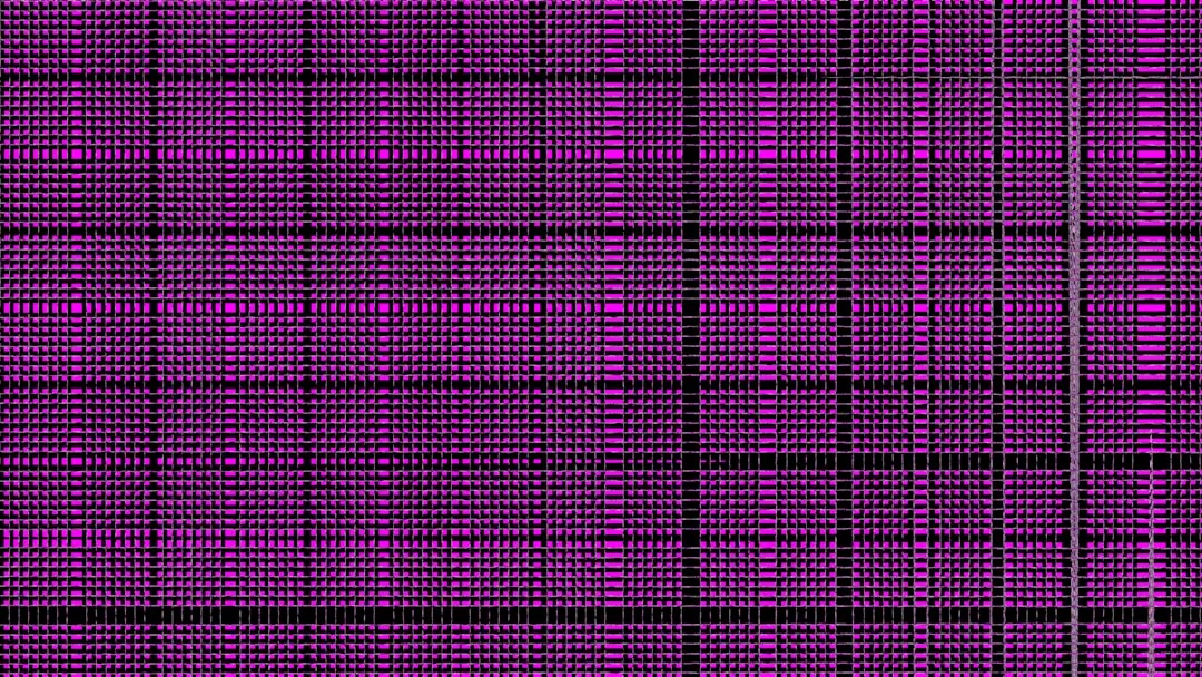 Grille de logiciel point de croix affichant un motif carreaux violets et noirs détaillé