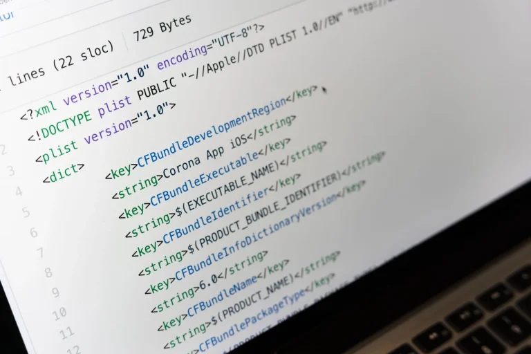 Écran d'ordinateur affichant du code XML avec coloration syntaxique dans un logiciel XML professionnel