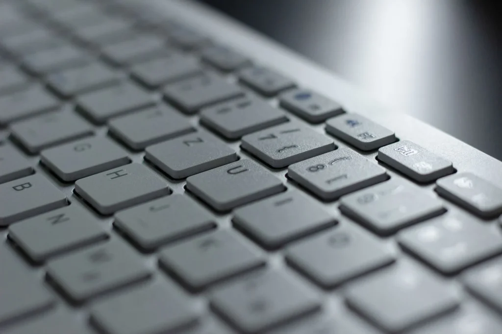 Clavier d'ordinateur moderne en gros plan illustrant les macro logiciels d'automatisation