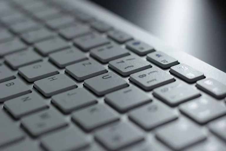 Clavier d'ordinateur moderne en gros plan illustrant les macro logiciels d'automatisation