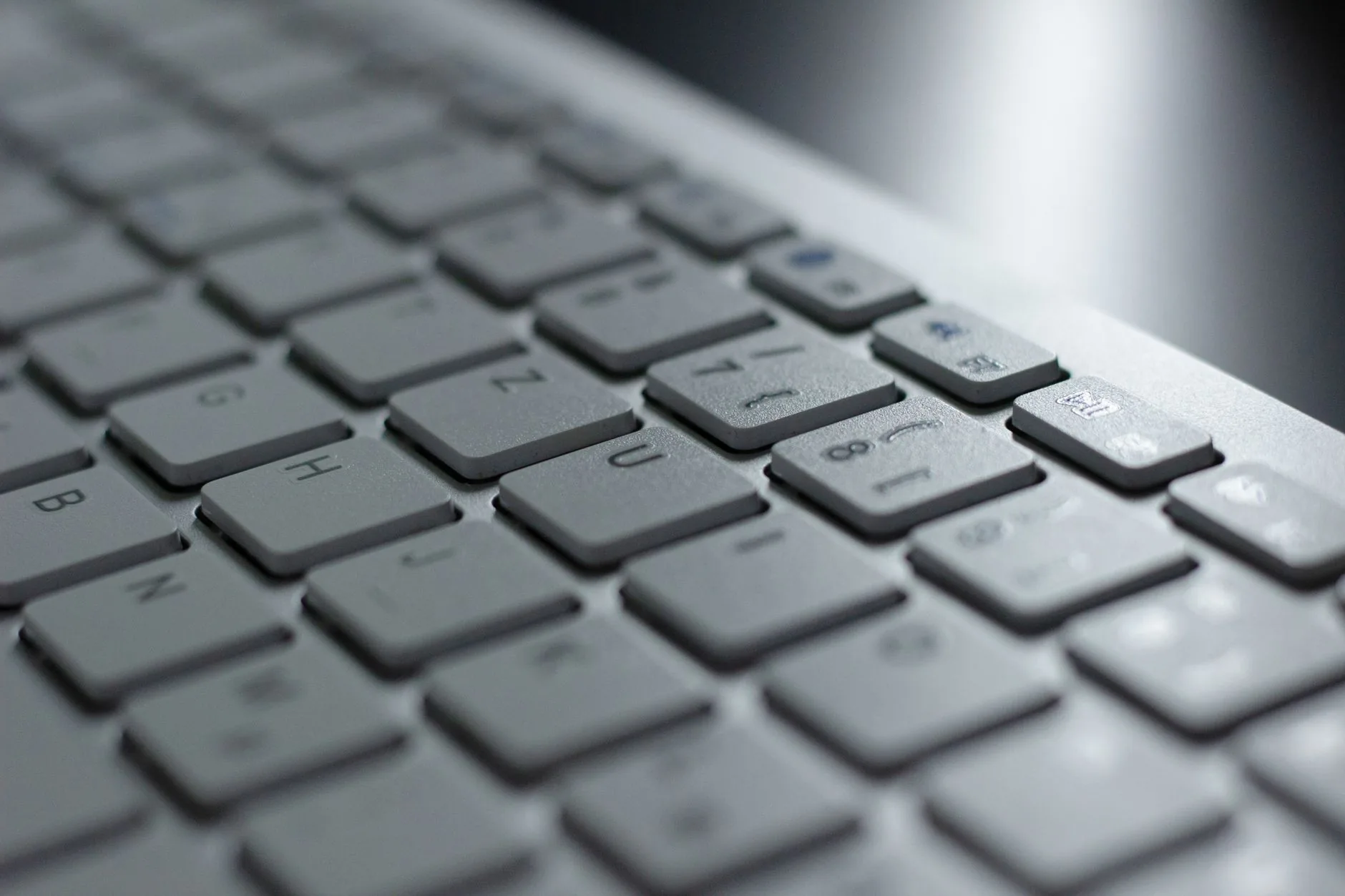 Clavier d'ordinateur moderne en gros plan illustrant les macro logiciels d'automatisation