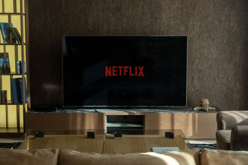 Passerelle multimedia affichant Netflix sur television salon pour streaming divertissement