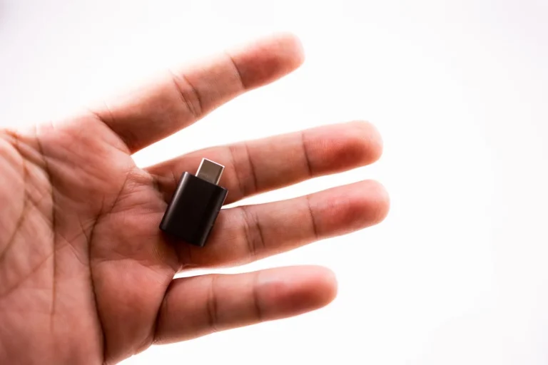 Main tenant un adaptateur USB OTG USB-C pour smartphone et périphériques