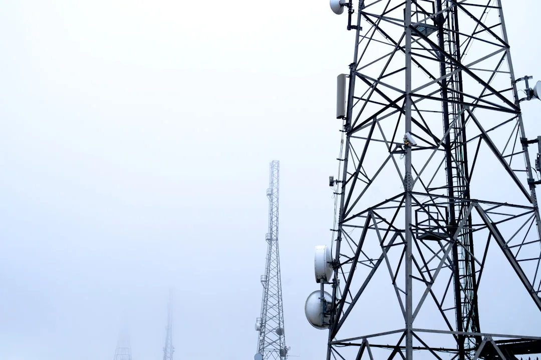 Tour de telecommunication avec antennes 4G LTE pour appels vocaux mobiles