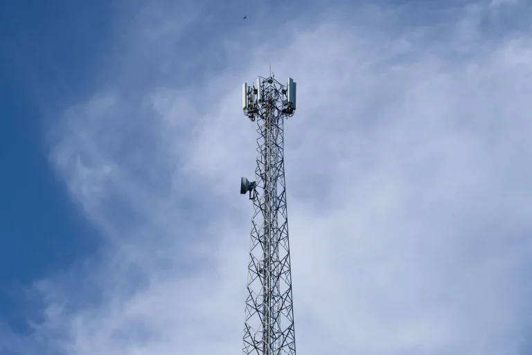 Tour de télécommunications métallique illustrant la technologie volte pour les appels vocaux mobiles