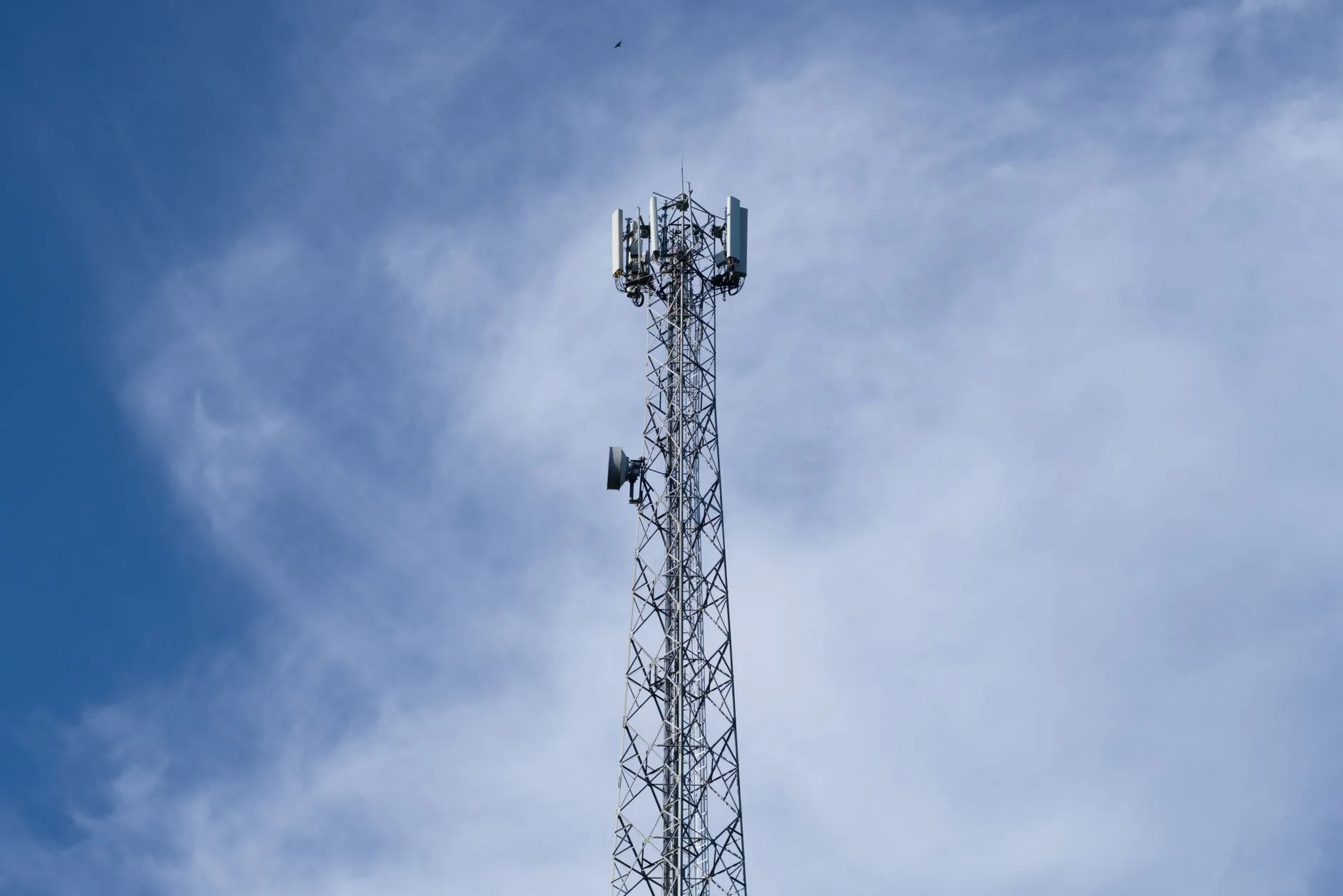 Tour de télécommunications métallique illustrant la technologie volte pour les appels vocaux mobiles